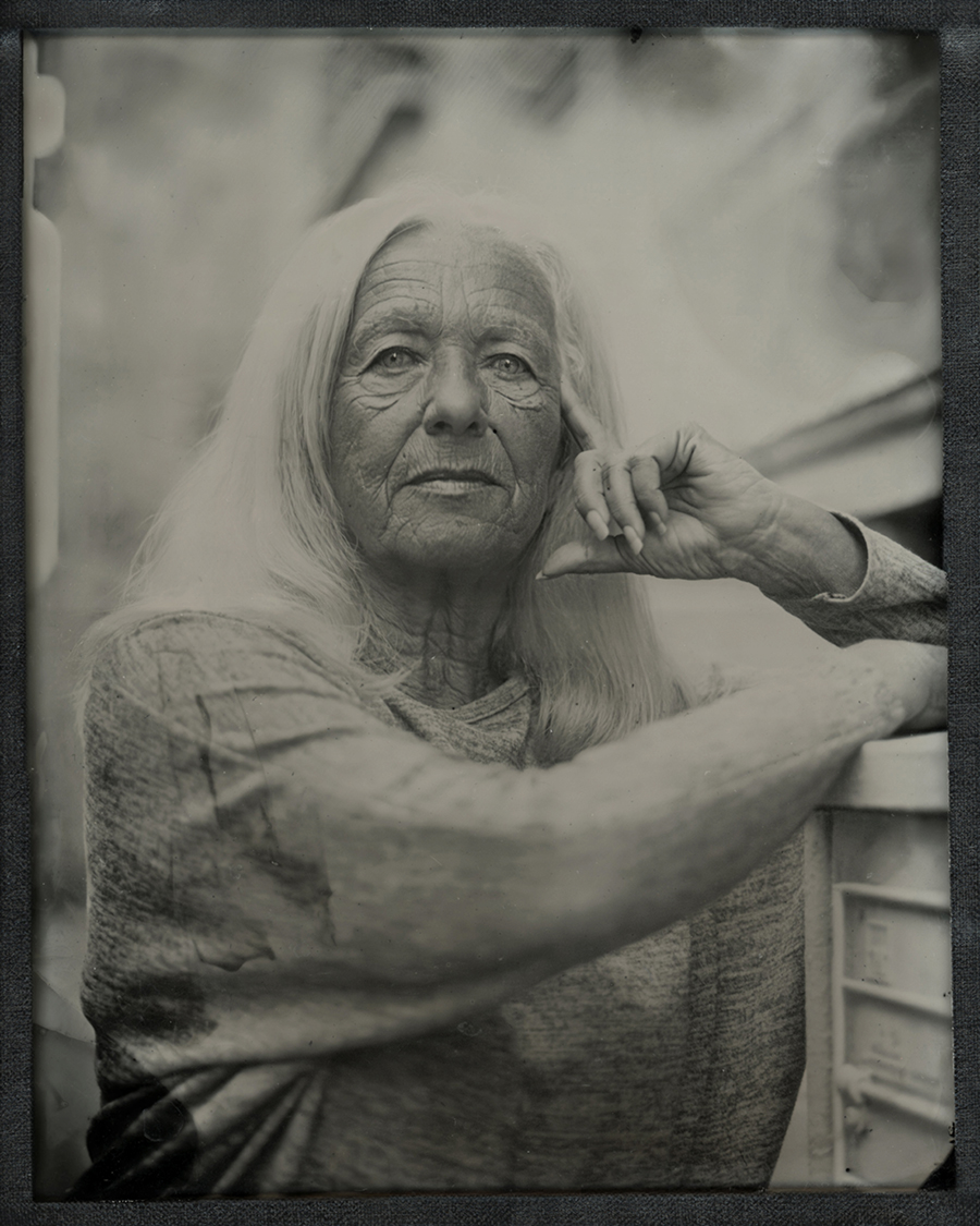Portrait au collodion humide d'une femme aux longs cheveux blancs — William Moureaux