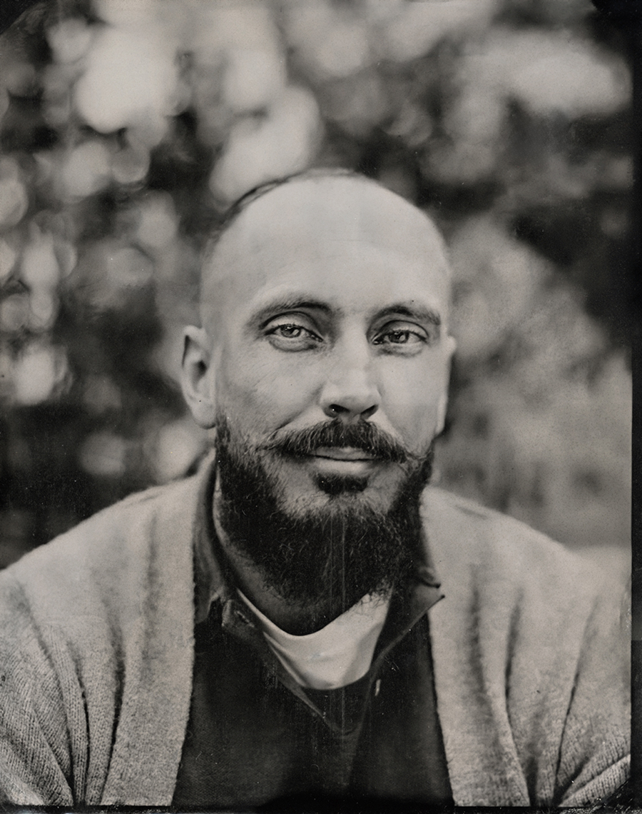 Portrait au collodion humide d'un homme barbu en cardigan — William Moureaux