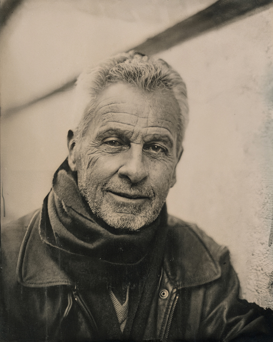 Portrait au collodion humide d'un homme aux cheveux gris en blouson de cuir — William Moureaux