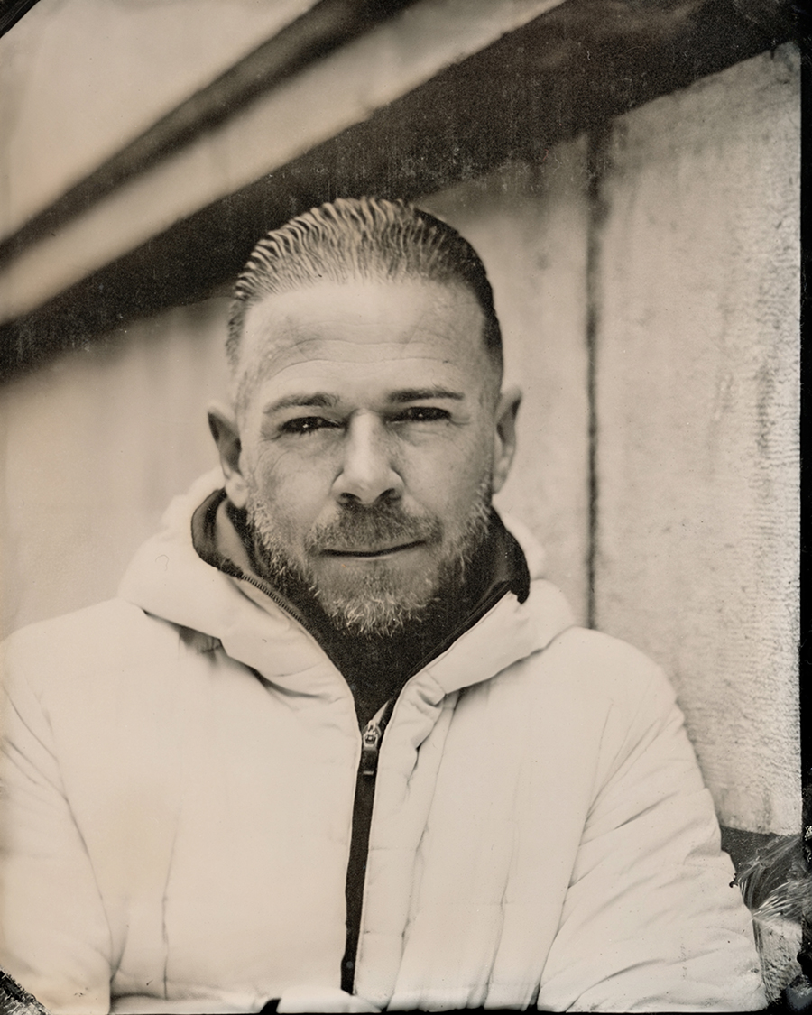 Portrait au collodion humide d'un homme barbu en doudoune claire — William Moureaux