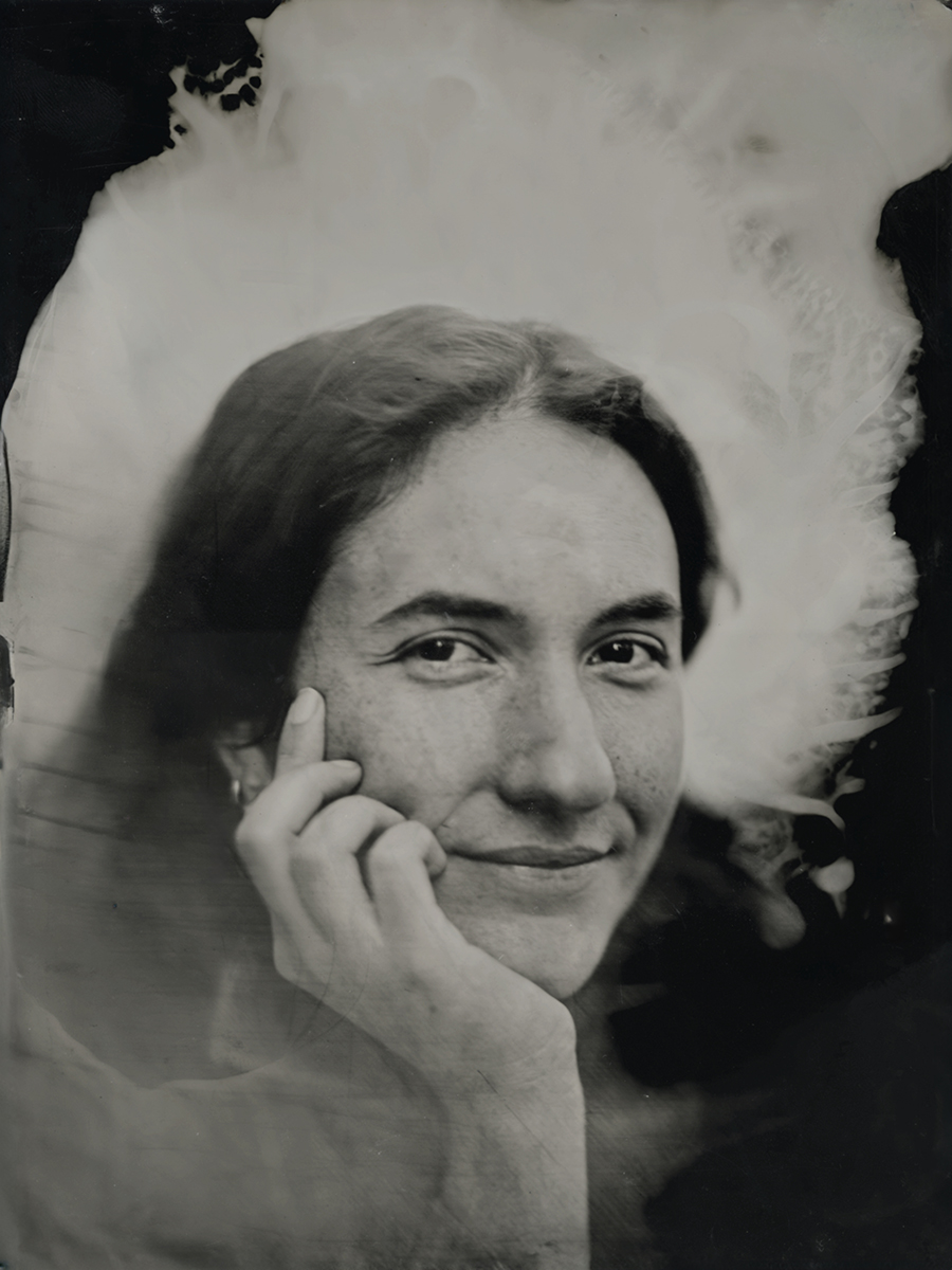Portrait au collodion humide d'une jeune femme souriante, main posée sur la joue — William Moureaux